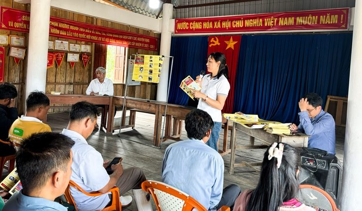 Người dân vùng động đất nghe tư vấn hướng dẫn từ các chuyên gia Viện Vật lý địa cầu - Ảnh: VÂN NGA