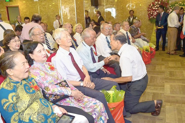 Học trò Nguyễn Thiện Tống quỳ gối vấn an thầy Nguyễn Duy Khác - Ảnh: ÁI HỮU HÀM NGHI - Huế