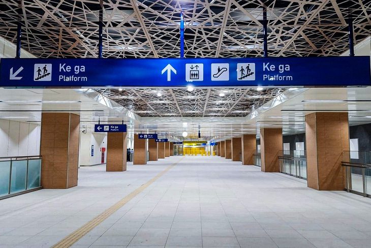 Bảng chỉ dẫn lối đi tại ga ngầm Nhà hát TP.HCM (thuộc tuyến metro số 1) có nội dung
