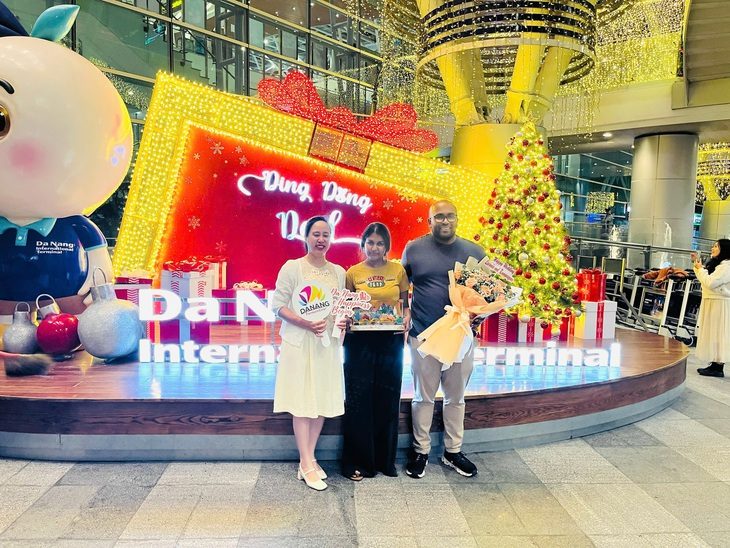 Đến Đà Nẵng cưới, cặp đôi Malaysia bất ngờ được chào đón tại sân bay - Ảnh 1.