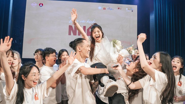 Thầy Quang cùng biểu diễn, "tiếp lửa" cho học trò của mình - Ảnh: NVCC