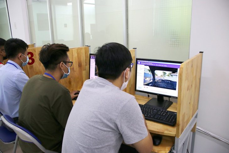 Thí sinh thi tại một trung tâm sát hạch lái xe TP.HCM - Ảnh minh họa: CHÂU TUẤN