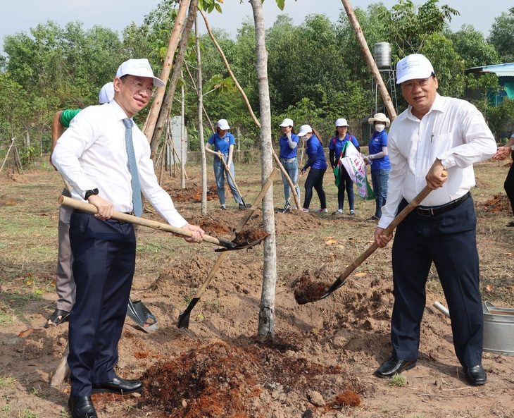 Ông Lê Trần Kiên (trái) và ông Lê Đình Đức trồng cây trong Lễ trồng cây Đời đời nhớ ơn Bác Hồ - Ảnh: BTC