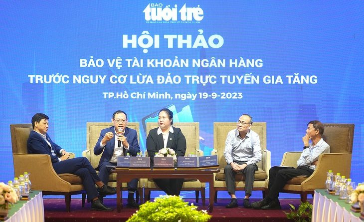 Các diễn giả tại Hội thảo bảo vệ tài khoản ngân hàng trước nguy cơ lừa đảo trực tuyến gia tăng - Ảnh: HỮU HẠNH