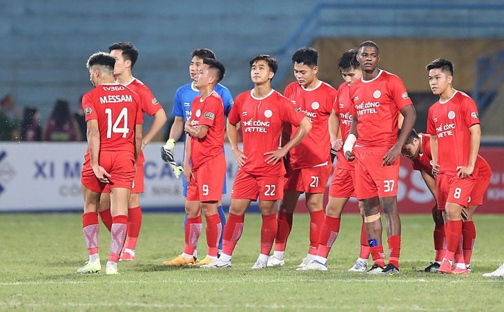 CLB Thể Công - Viettel với nỗi buồn rời sân Hàng Đẫy  - Ảnh: HOÀNG TÙNG