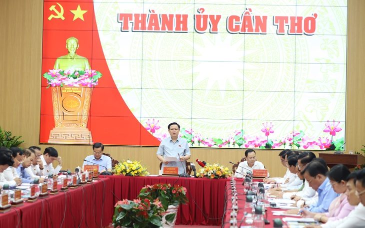 Chủ tịch Quốc hội Vương Đình Huệ phát biểu tại buổi làm việc với Ban thường vụ Thành ủy Cần Thơ chiều 10-10 - Ảnh: CHÍ QUỐC